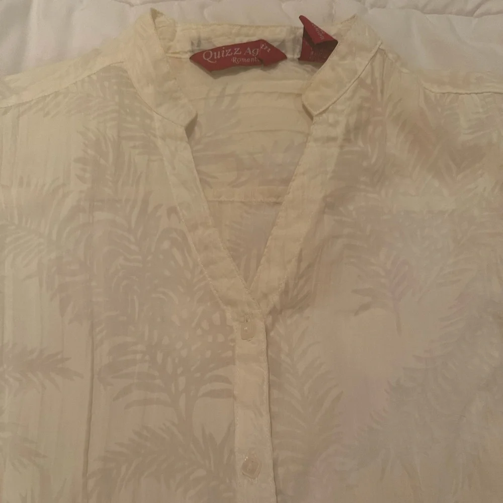 💥 $5 if bundled Medium White Semi Sheer Button Up Short Sleeve Blouse - Picture 4 of 11